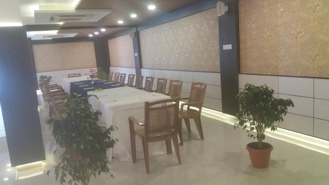 Kr Residency Otel Kānādukāttān Dış mekan fotoğraf