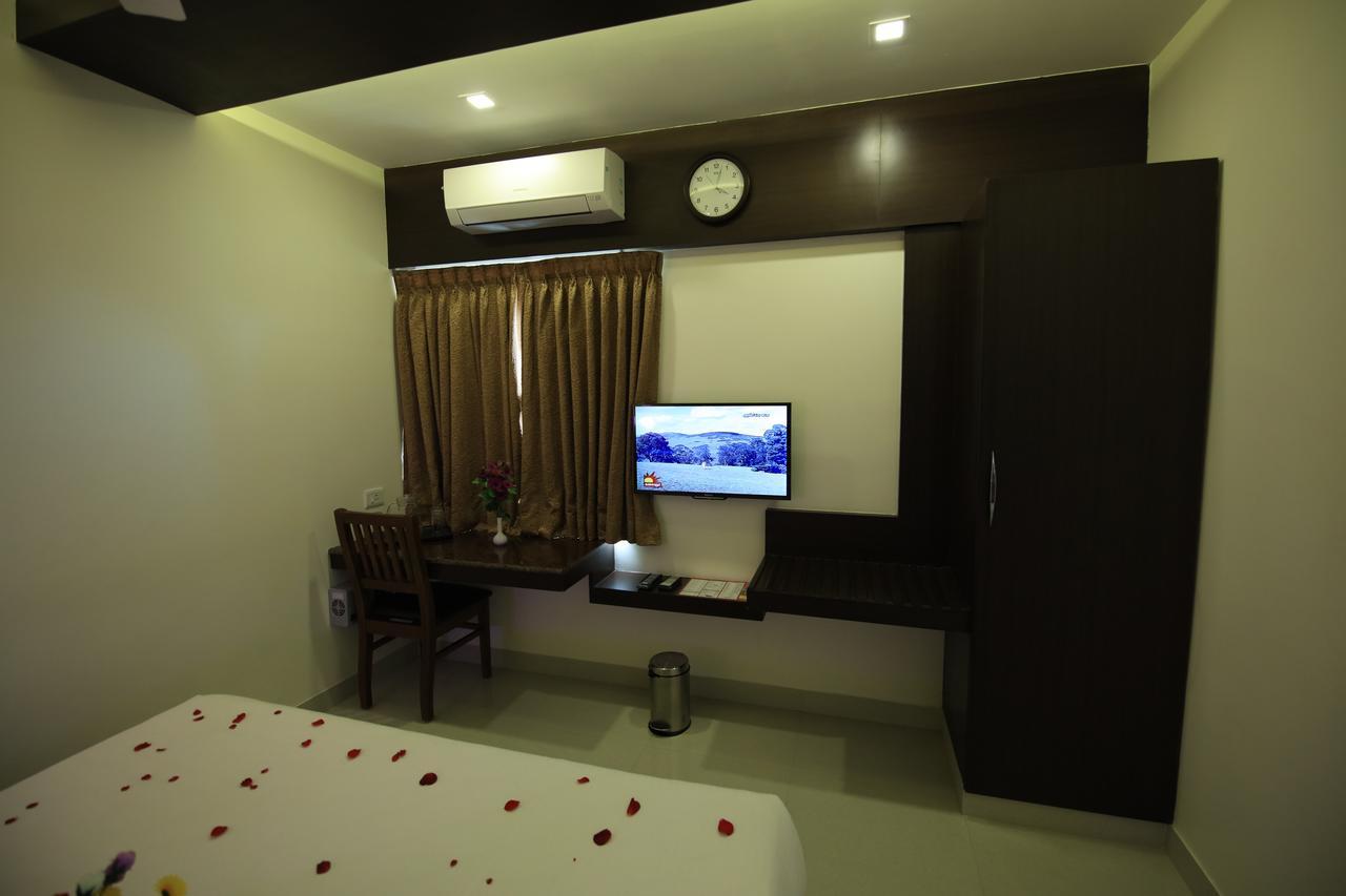 Kr Residency Otel Kānādukāttān Dış mekan fotoğraf